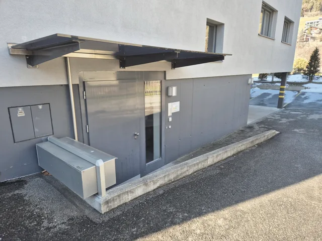 Seitlicher Eingang mit Vordach und Rampe