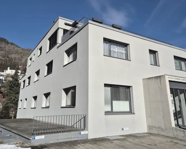 Hellgraues, dreistöckiges Gebäude an der Via Santeri 12 in Ilanz