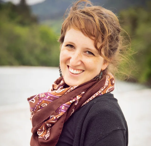Ramona Cathomas-Leonhard, lachend, draussen am Fluss